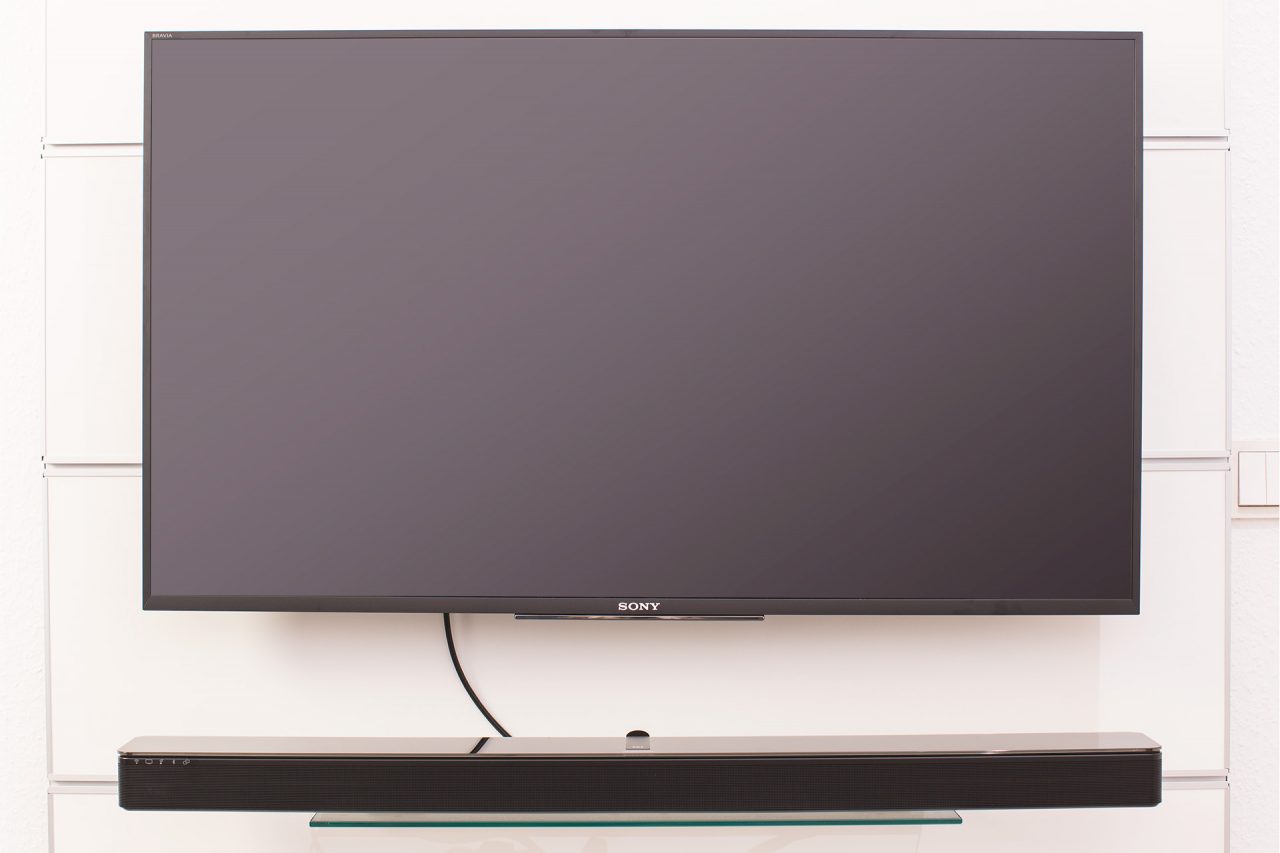 Ein HDMI-Kabel verbindet die Soundbar mit dem TV